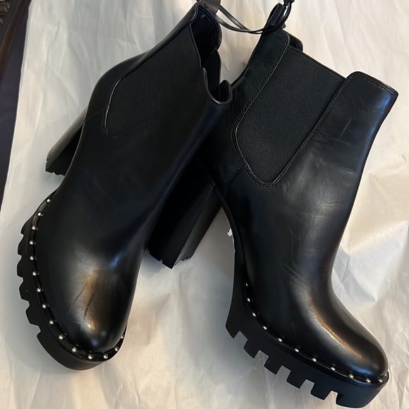 Antonio Melani
Paiva Leather Chunky Lug Sole Chelsea Booties - Picture 4 of 9